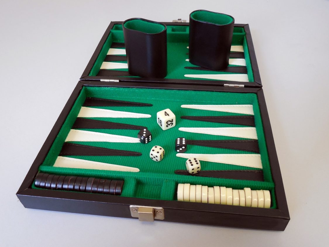 Die beliebtesten klassischen Spiele: Backgammon und Schiffe versenken online erleben
