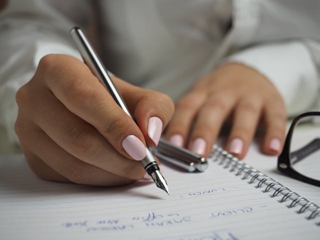 Ghostwriting in der Wirtschaftsinformatik: Akademische Unterstützung für komplexe Themen